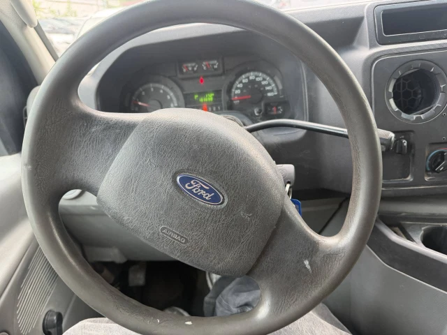 2011 Ford E-Series E 350 E 350 SD, bílá, 185 500 km, dovoz Kanada — foto 14 z 20