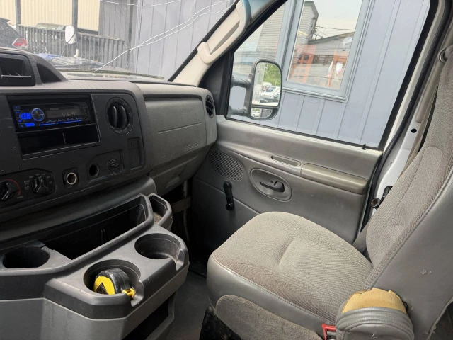 2011 Ford E-Series E 350 E 350 SD, bílá, 185 500 km, dovoz Kanada — foto 16 z 20