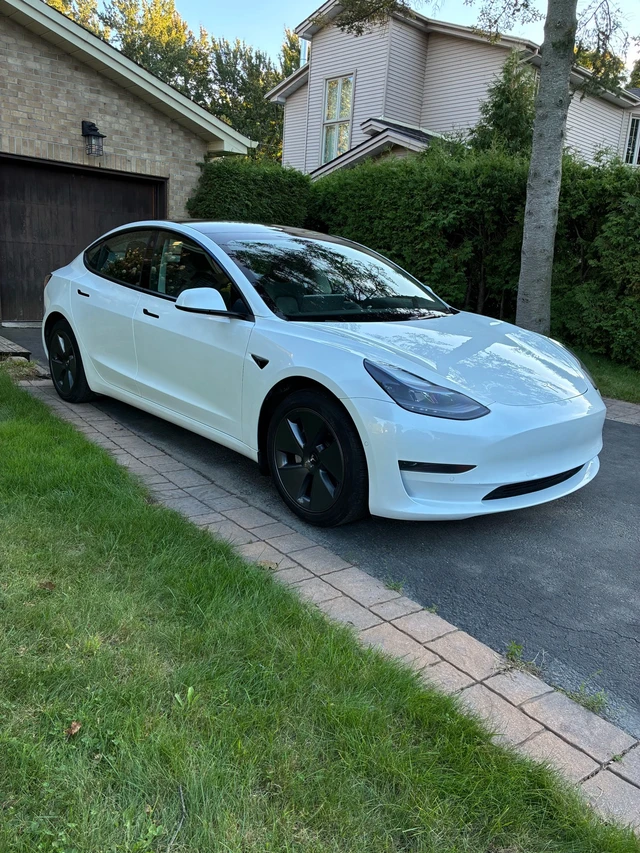 2022 Tesla Model 3, bílá, 127 600 km, dovoz Kanada — foto 2 z 5