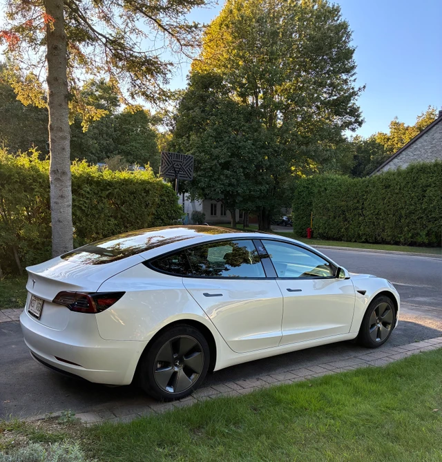 2022 Tesla Model 3, bílá, 127 600 km, dovoz Kanada — foto 3 z 5