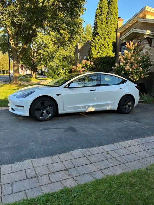 2022 Tesla Model 3, bílá, 127 600 km, dovoz Kanada — foto 4 z 5