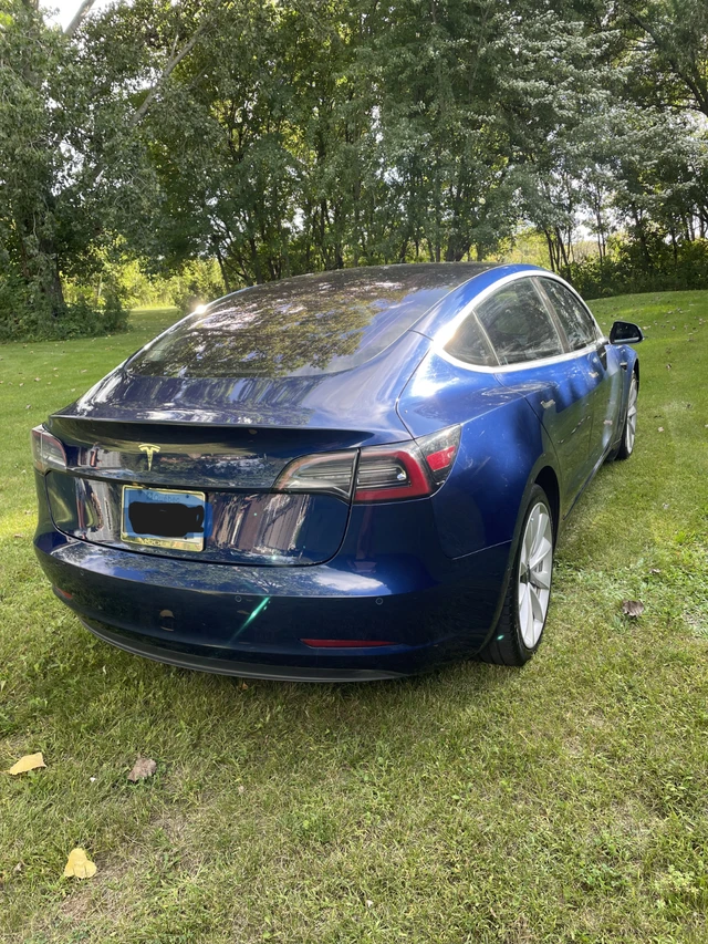 2018 Tesla Model 3, modrá, 211 000 km, dovoz Kanada — foto 3 z 5