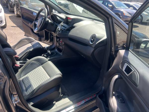 2017 Ford, dovoz Kanada — foto 11 z 12