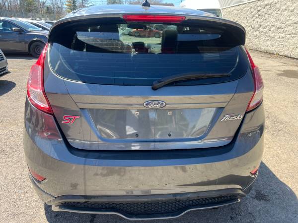 2017 Ford, dovoz Kanada — foto 5 z 12