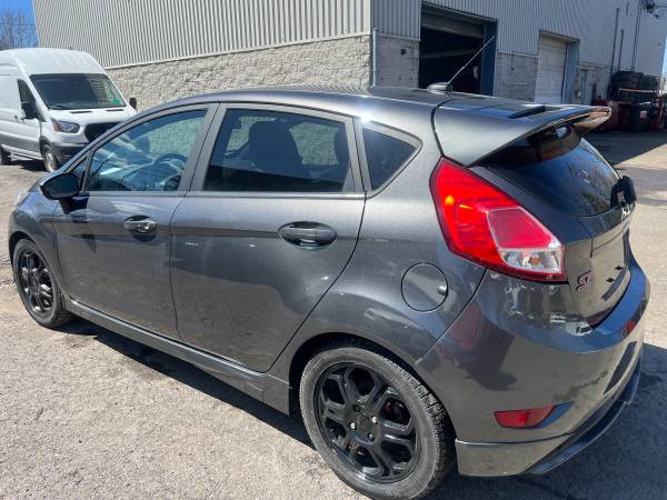 2017 Ford, dovoz Kanada — foto 6 z 12