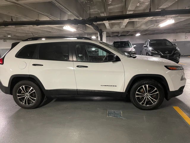 2017 Jeep Cherokee, bílá, 170 000 km, dovoz Kanada — foto 2 z 5