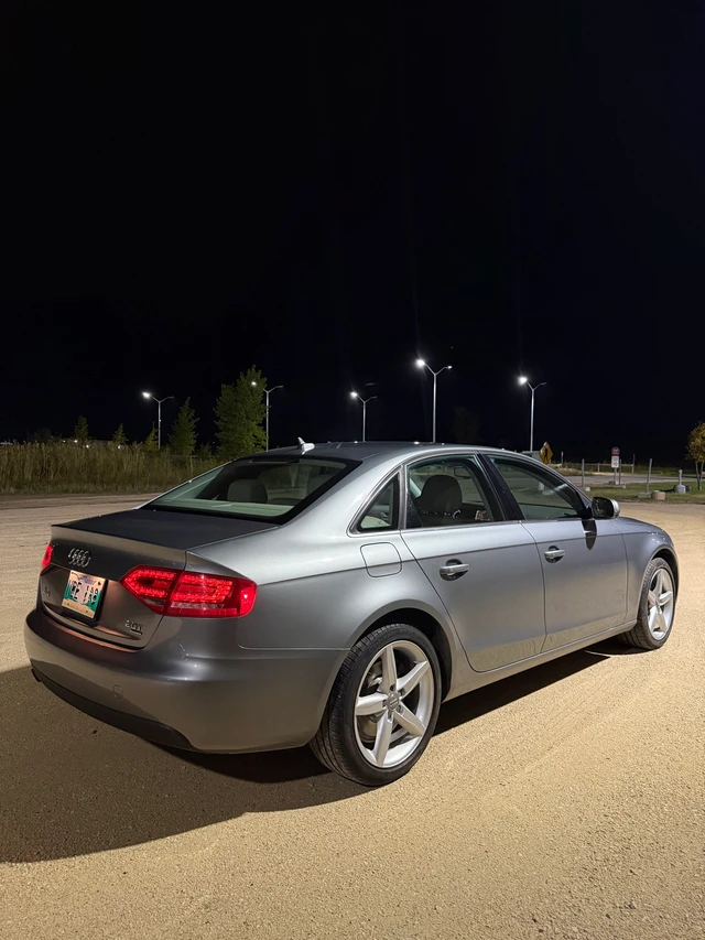 2011 Audi A4, stříbrná, 141 600 km, dovoz Kanada — foto 4 z 5