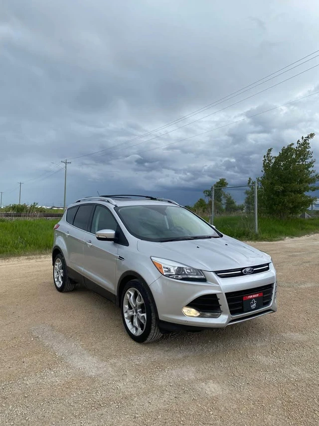 2016 Ford Escape Titanium, stříbrná, 141 000 km, dovoz Kanada — foto 2 z 5