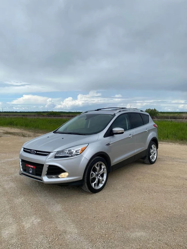 2016 Ford Escape Titanium, stříbrná, 141 000 km, dovoz Kanada — foto 3 z 5