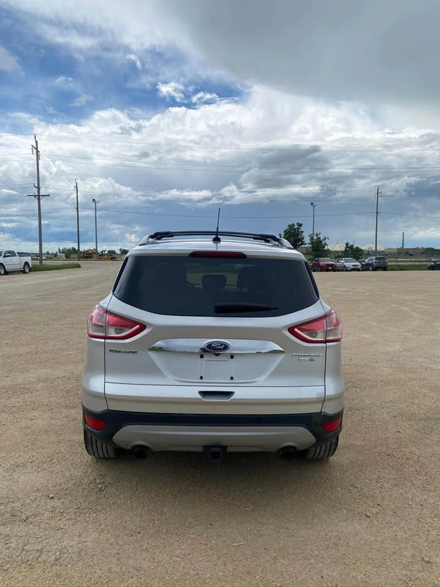 2016 Ford Escape Titanium, stříbrná, 141 000 km, dovoz Kanada — foto 4 z 5
