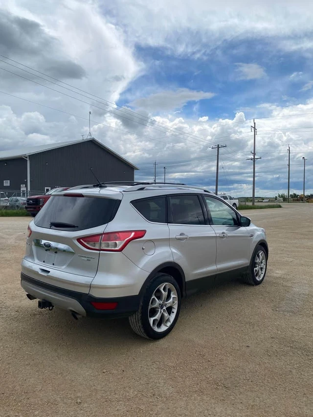 2016 Ford Escape Titanium, stříbrná, 141 000 km, dovoz Kanada — foto 5 z 5