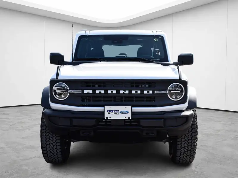 2026 Ford Bronco Base, bílá, 30 km, dovoz Kanada — foto 2 z 12