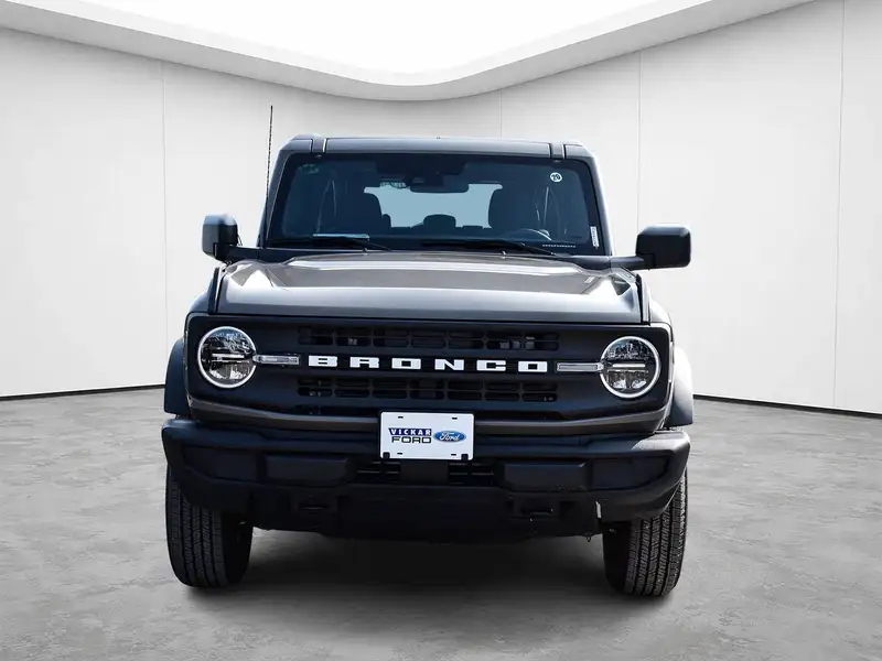 2026 Ford Bronco Base, šedá, 30 km, dovoz Kanada — foto 2 z 12