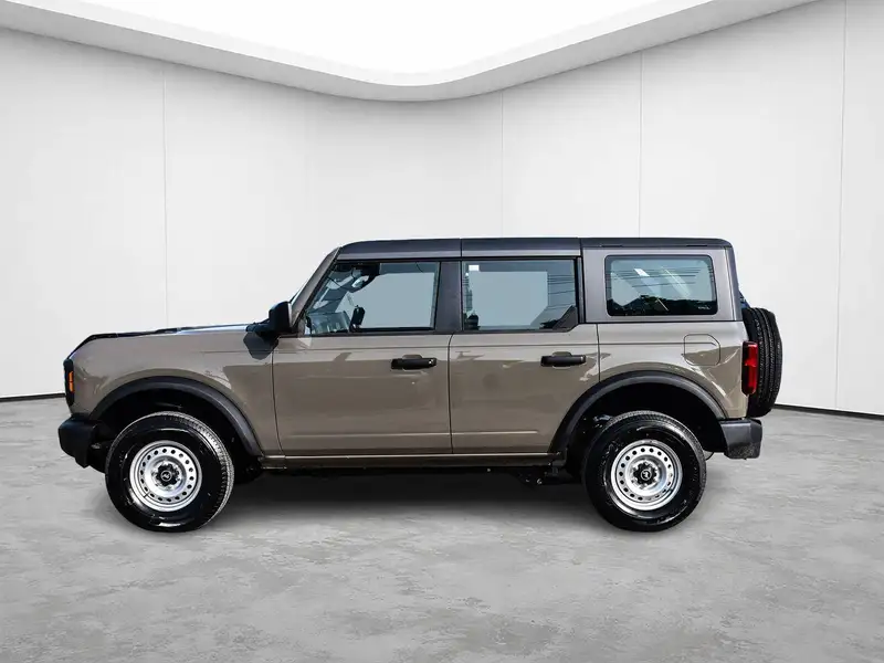 2026 Ford Bronco Base, šedá, 30 km, dovoz Kanada — foto 3 z 12