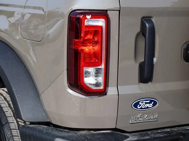 2026 Ford Bronco Base, šedá, 30 km, dovoz Kanada — foto 7 z 12