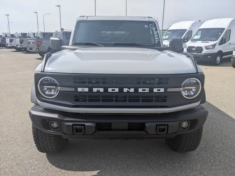 2026 Ford Bronco, šedá, 40 km, dovoz Kanada — foto 2 z 12