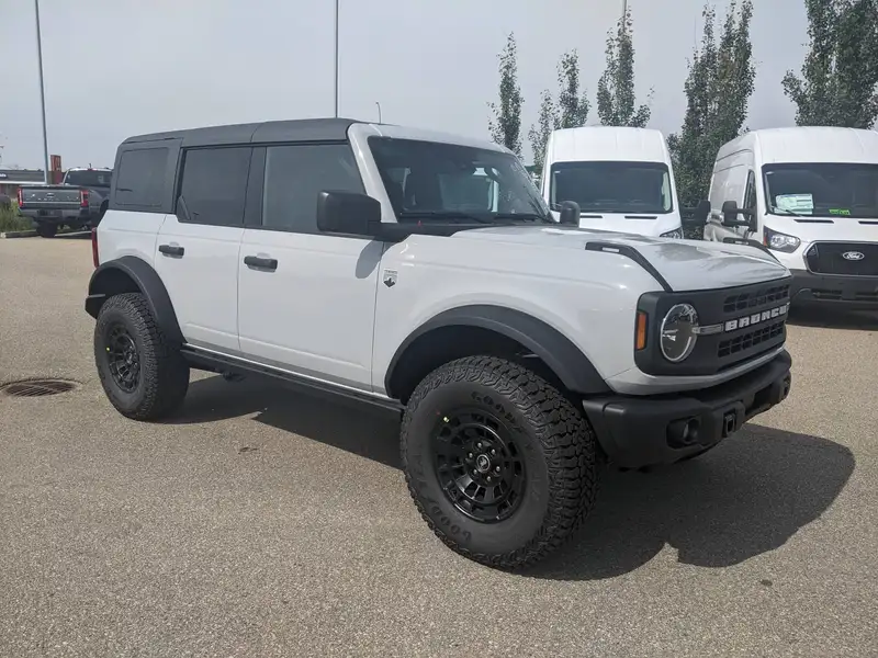 2026 Ford Bronco, šedá, 40 km, dovoz Kanada — foto 3 z 12