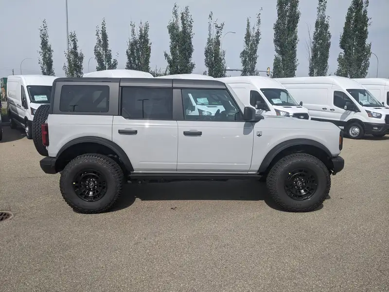 2026 Ford Bronco, šedá, 40 km, dovoz Kanada — foto 4 z 12