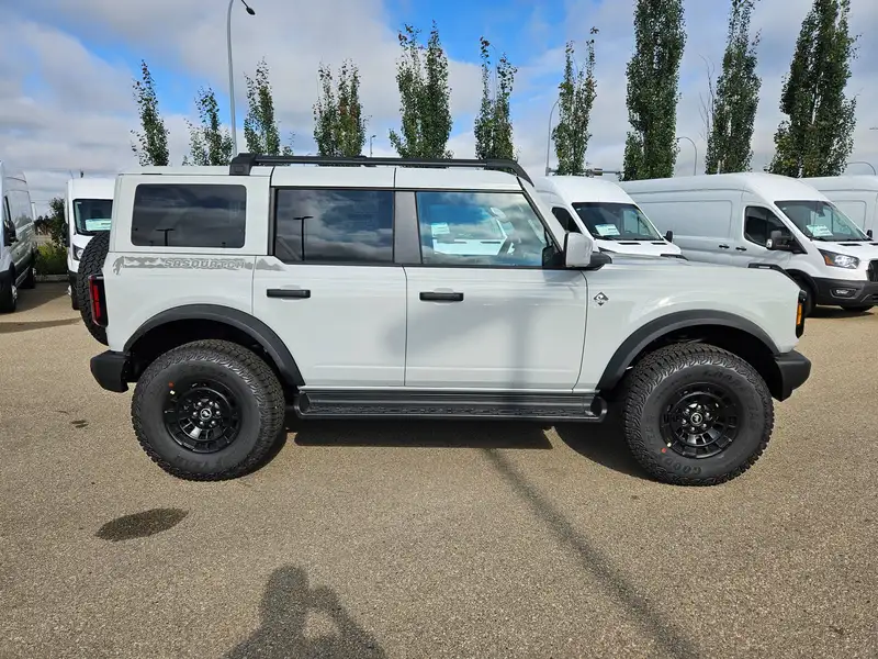 2026 Ford Bronco, šedá, 29 km, dovoz Kanada — foto 4 z 12