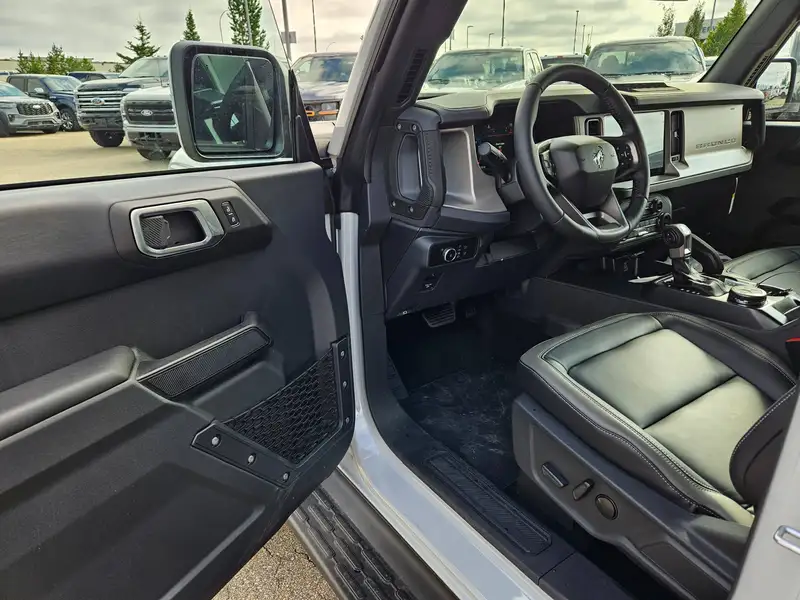 2026 Ford Bronco, šedá, 29 km, dovoz Kanada — foto 9 z 12