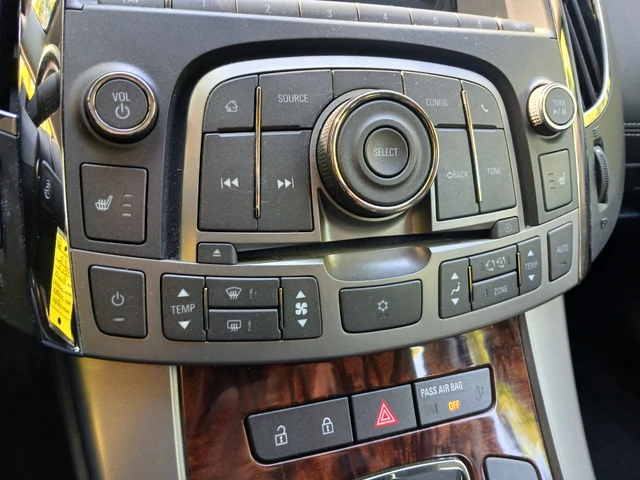 2012 Buick Lacrosse Leather, šedá, 106 000 km, dovoz Kanada — foto 14 z 17