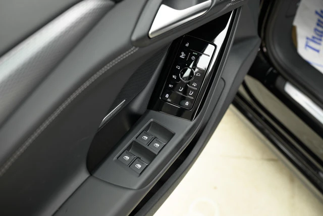 2027 Audi A6 e-tron Technik, černá, 100 km, dovoz Kanada — foto 12 z 20