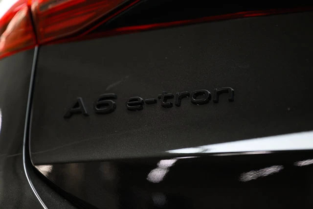 2027 Audi A6 e-tron Technik, černá, 100 km, dovoz Kanada — foto 8 z 20
