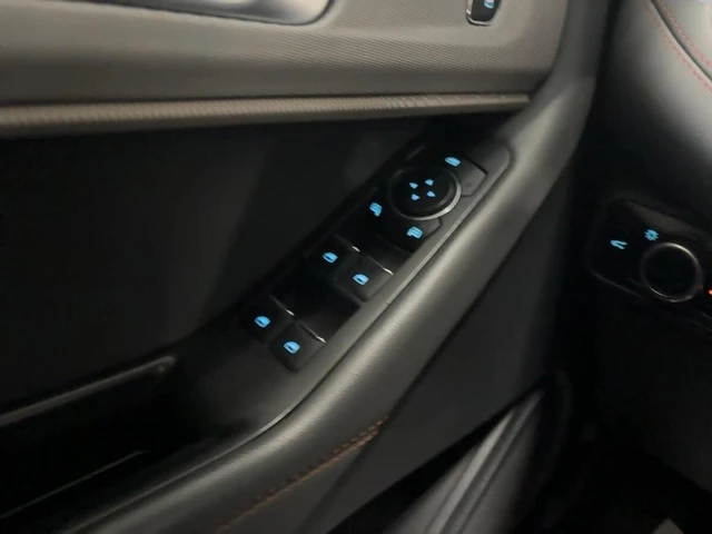 2025 Ford Explorer Active, šedá, 64 996 km, dovoz Kanada — foto 9 z 15