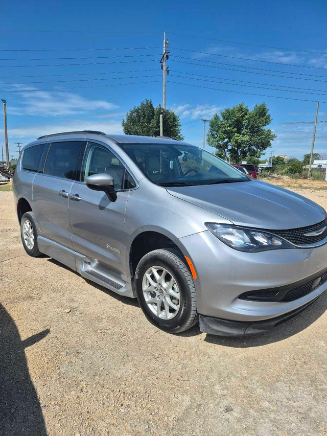 2021 Chrysler Pacifica, stříbrná, 140 000 km, dovoz Kanada — foto 2 z 5