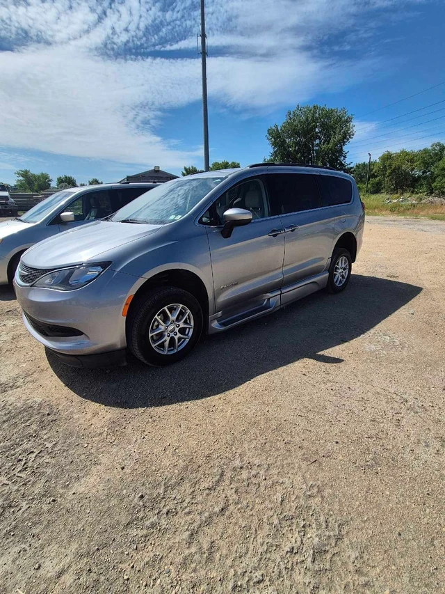 2021 Chrysler Pacifica, stříbrná, 140 000 km, dovoz Kanada — foto 3 z 5
