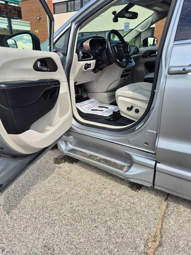 2021 Chrysler Pacifica, stříbrná, 140 000 km, dovoz Kanada — foto 4 z 5
