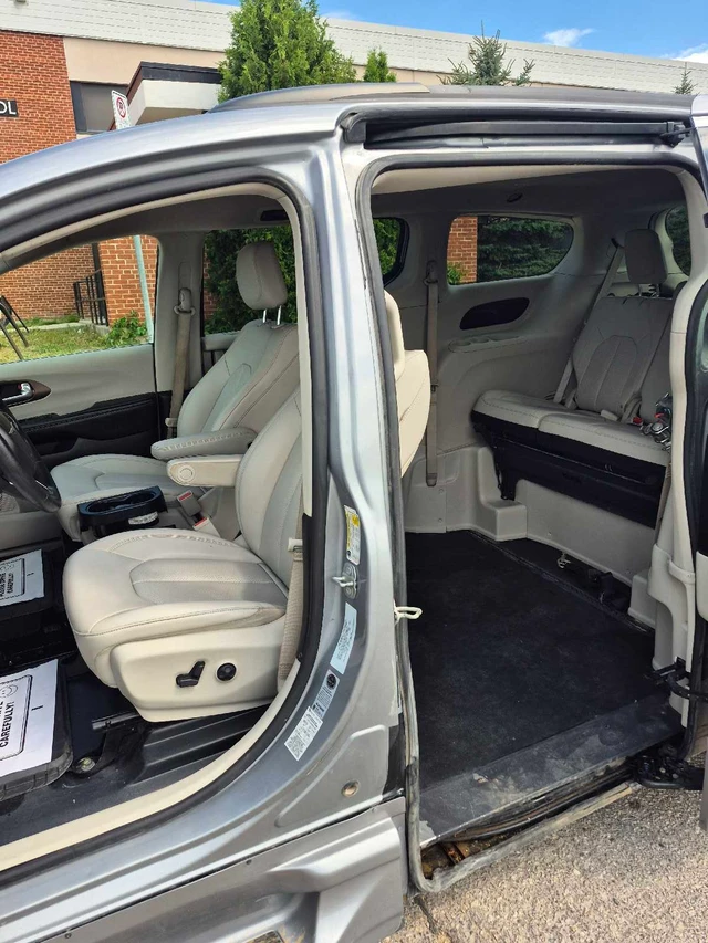 2021 Chrysler Pacifica, stříbrná, 140 000 km, dovoz Kanada — foto 5 z 5