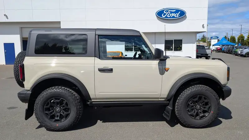 2026 Ford Bronco, hnědá, 12 km, dovoz Kanada — foto 4 z 12