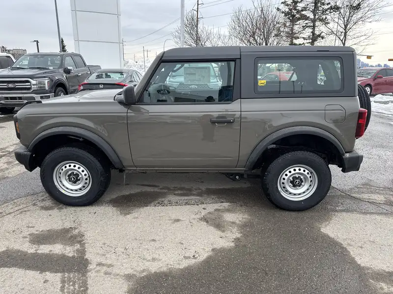 2026 Ford Bronco Base, šedá, 12 km, dovoz Kanada — foto 2 z 12