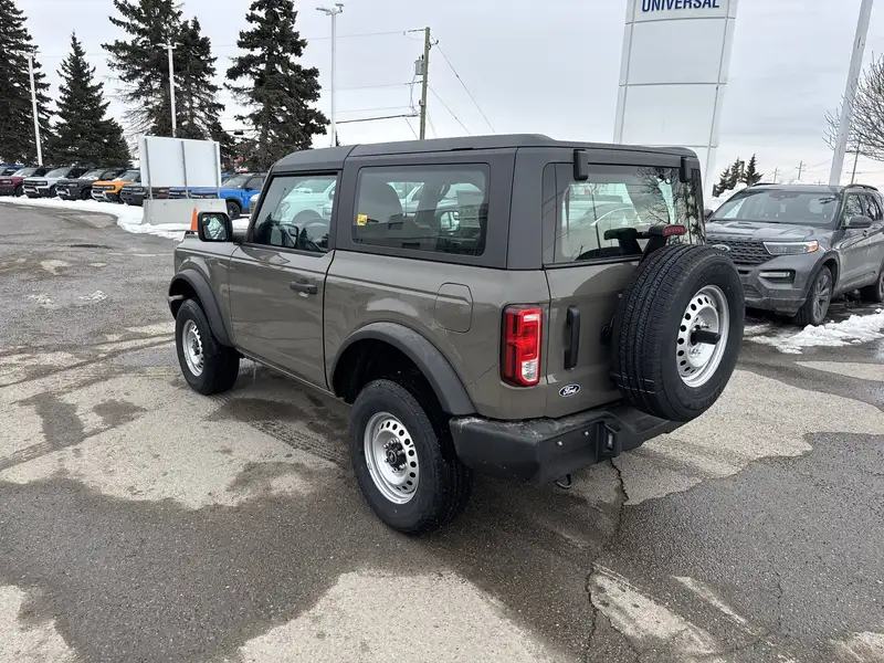 2026 Ford Bronco Base, šedá, 12 km, dovoz Kanada — foto 3 z 12