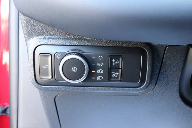 2026 Ford Explorer ST-Line, červená, dovoz Kanada — foto 11 z 20