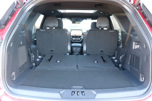 2026 Ford Explorer ST-Line, červená, dovoz Kanada — foto 6 z 20