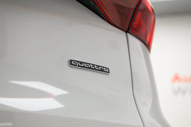 2026 Audi Q5 Progressiv, bílá, 90 km, dovoz Kanada — foto 9 z 20