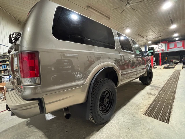 2004 Ford Excursion, 240 000 km, dovoz Kanada — foto 2 z 5