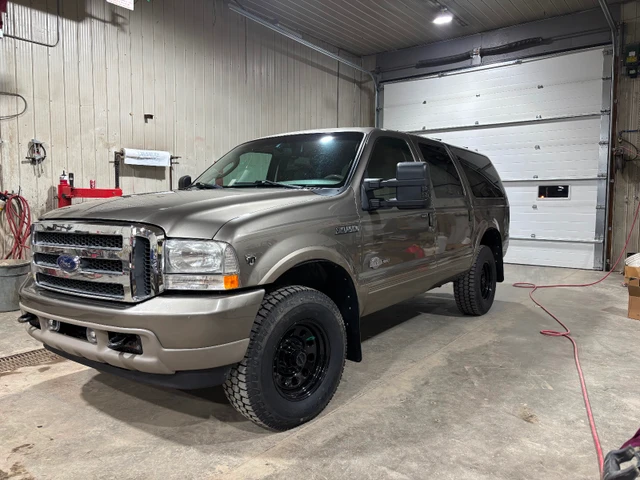 2004 Ford Excursion, 240 000 km, dovoz Kanada — foto 3 z 5