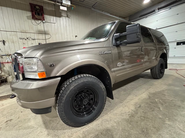 2004 Ford Excursion, 240 000 km, dovoz Kanada — foto 4 z 5