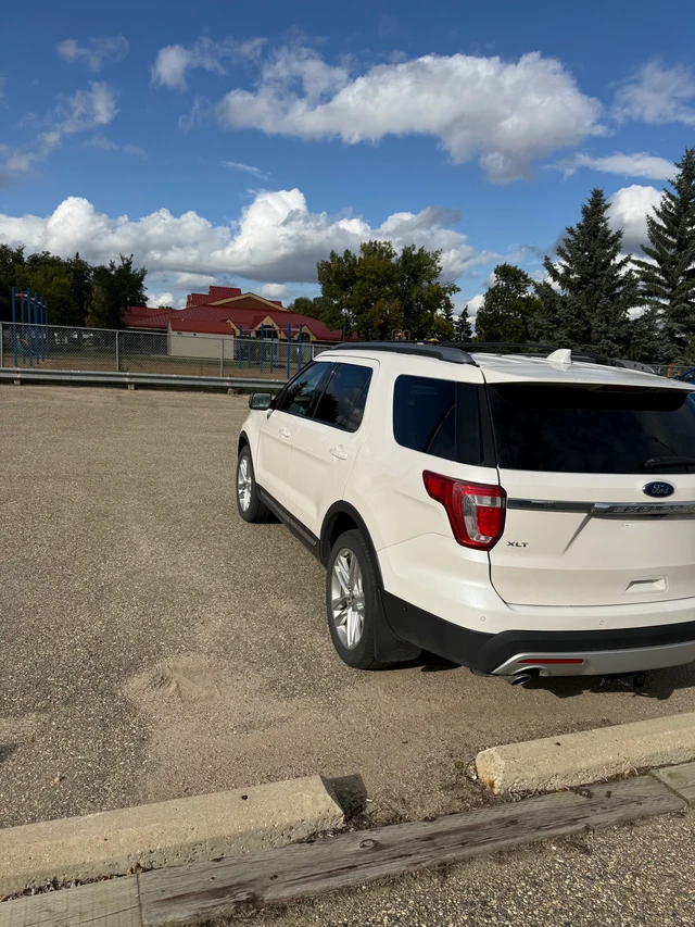2016 Ford Explorer, 245 000 km, dovoz Kanada — foto 4 z 5