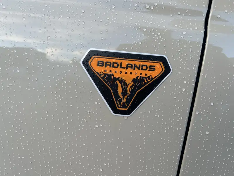2026 Ford Bronco BADLANDS, hnědá, 9 000 km, dovoz Kanada — foto 4 z 5