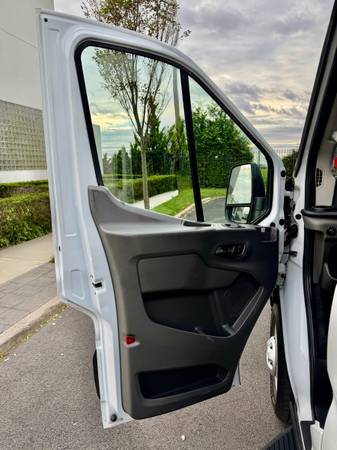 2020 Ford, dovoz USA — foto 2 z 12