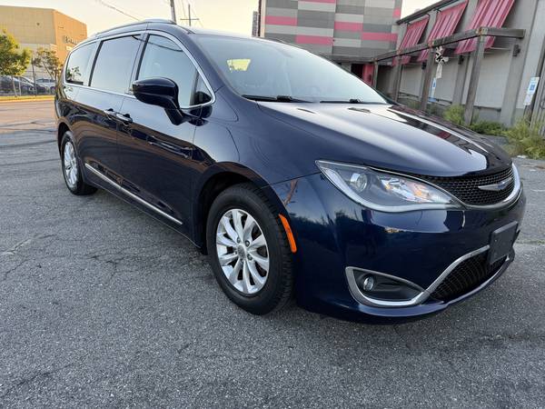 2018 Chrysler, dovoz USA — foto 5 z 12