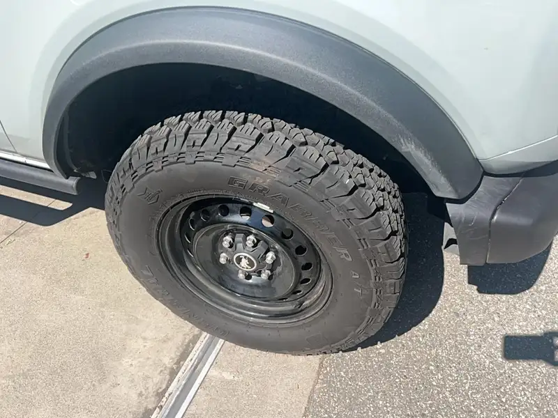 2023 Ford Bronco Base, 14 553 km, dovoz Kanada — foto 4 z 9