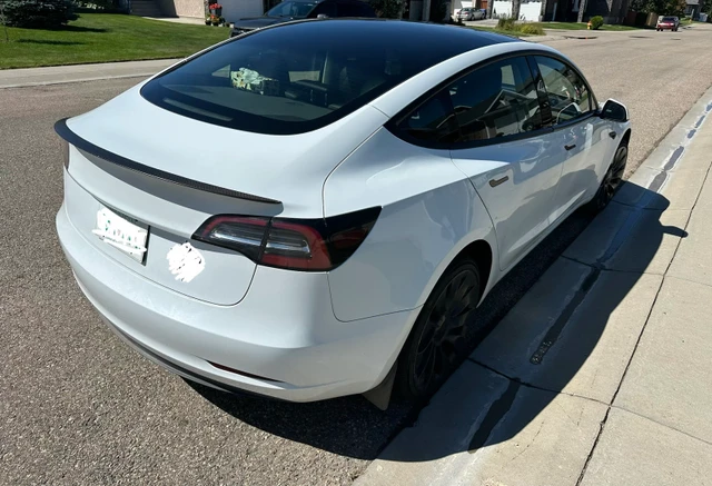 2023 Tesla Model 3 PERFORMANCE, 61 000 km, dovoz Kanada — foto 4 z 5