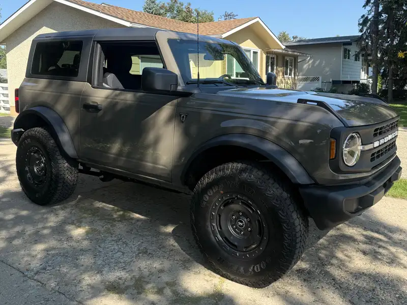 2025 Ford Bronco Base, šedá, 1 200 km, dovoz Kanada — foto 2 z 6