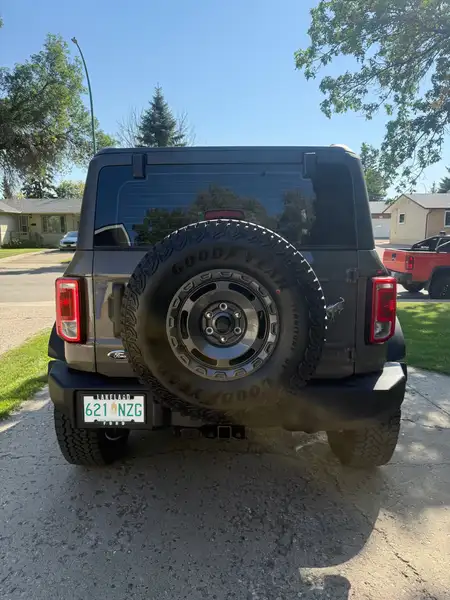 2025 Ford Bronco Base, šedá, 1 200 km, dovoz Kanada — foto 3 z 6