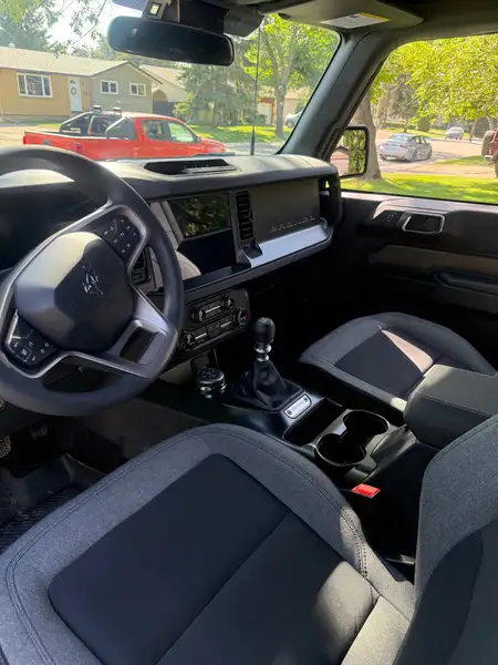 2025 Ford Bronco Base, šedá, 1 200 km, dovoz Kanada — foto 4 z 6